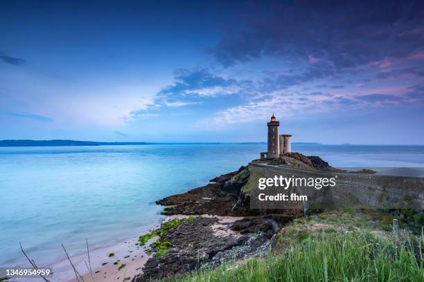 lighthouse phare du petit minou at blue hour (minou lighthouse), france/ brittany/ finistere - blue hour stock pictures, royalty-free photos & images