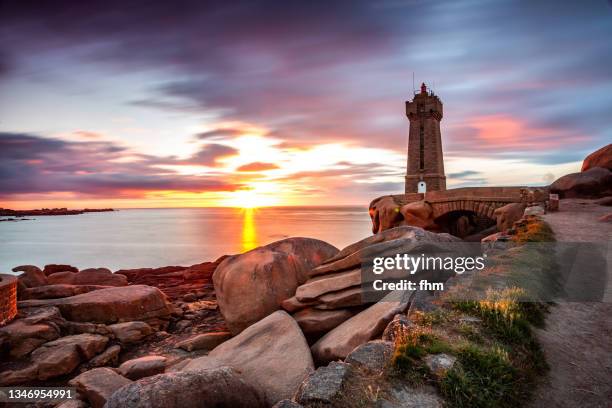 the ploumanac'h lighthouse at sunset (officially the mean ruz lighthouse), brittany/ france - ploumanach stockfoto's en -beelden