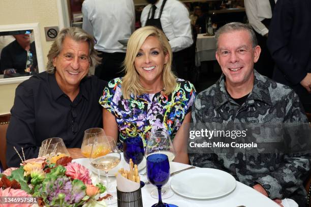 David Rockwell, Jane Krakowski, and Elvis Duran pose for a photo at Fresco By Scotto on October 16, 2021 in New York City.