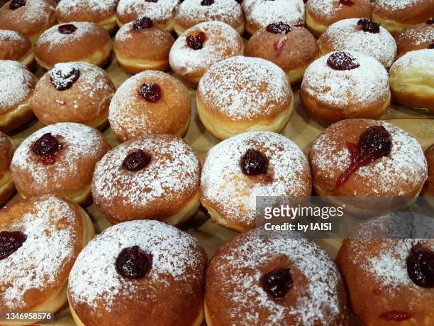 eight days of hanukkah' sufganiyot', the  round doughnuts - sufganiyah photos et images de collection