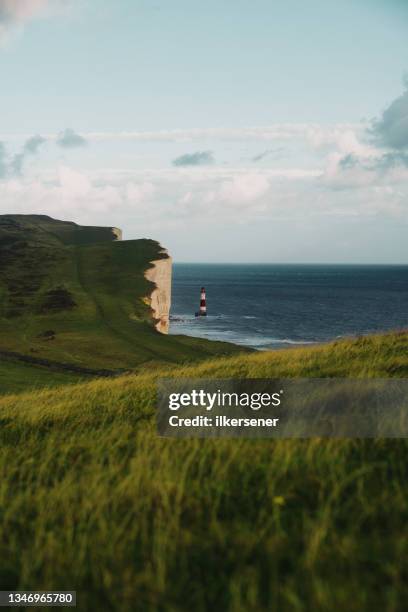 seven sisters cliff lighthouse - londres - seven sisters acantilado fotografías e imágenes de stock