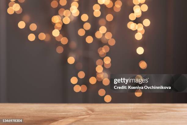 christmas holiday background, christmas table background with decorated christmas tree and garlands. beautiful empty christmas room. new year frame for your text - christmas tree stock photos et images de collection
