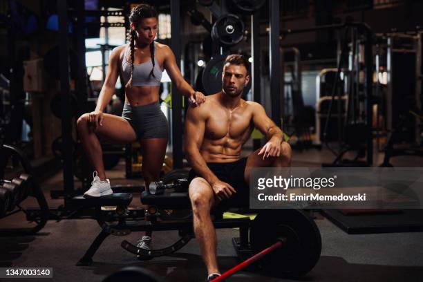 young sporty fit caucasian couple posing at the gym - abs fotos imagens e fotografias de stock