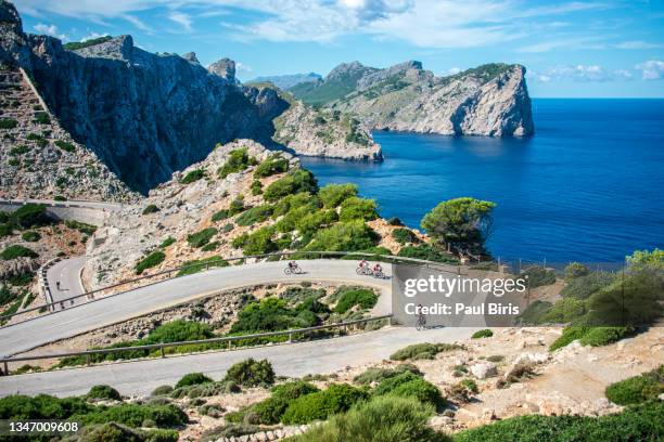 spain, mallorca,  cycling on road at cap de formentor - cycling group stock pictures, royalty-free photos & images