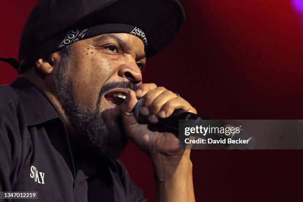 Ivce Cube Rapper Fire Ice Cube Arena Photos and Premium High Res Pictures - Getty Images
