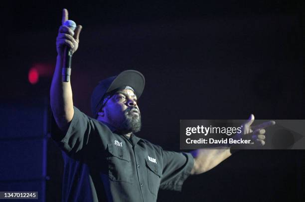 Ice Cube Rapper Standing Ice Cube Rapper Photos and Premium High Res Pictures - Getty Images