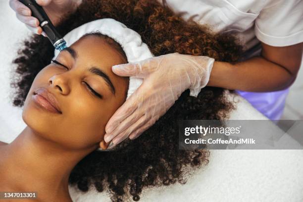 das verfahren der ästhetischen medizin - beauty treatment face stock-fotos und bilder