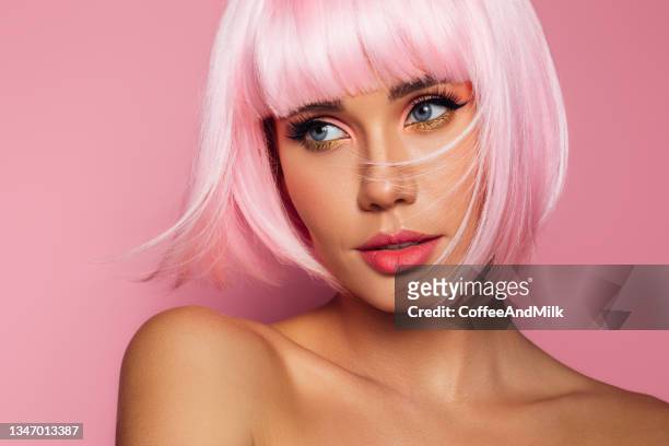 beautiful woman with pink short hair - warm roze stockfoto's en -beelden