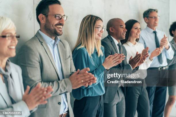 les gens d’affaires applaudissent - society photos et images de collection