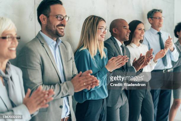 uomini d'affari che applaudono - organization foto e immagini stock