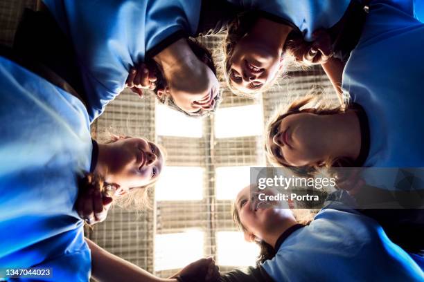 equipo de fútbol femenino en un grupo - fútbol sala fotografías e imágenes de stock