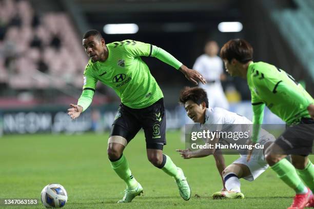 Gustavo Henrique Sousa of Jeonbuk Hyundai Motors in action during the AFC Champions League quarter final match between Jeonbuk Hyundai Motors and...