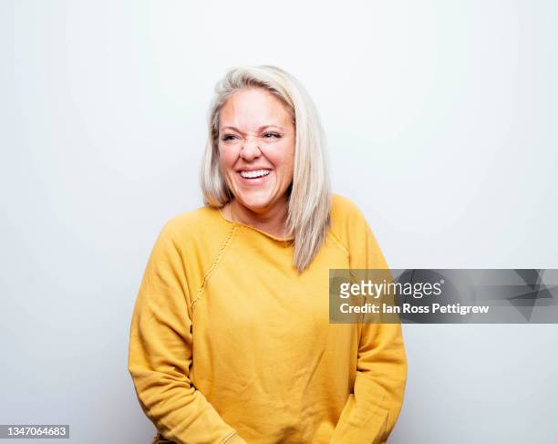 happy, smiling blonde woman - formal portrait stockfoto's en -beelden