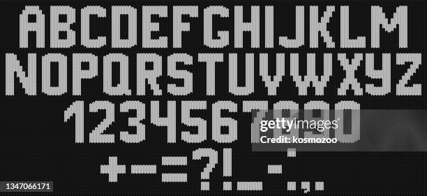alphabet gestrickt auf schwarzem hintergrund mit weißem garn - wolle stock-grafiken, -clipart, -cartoons und -symbole