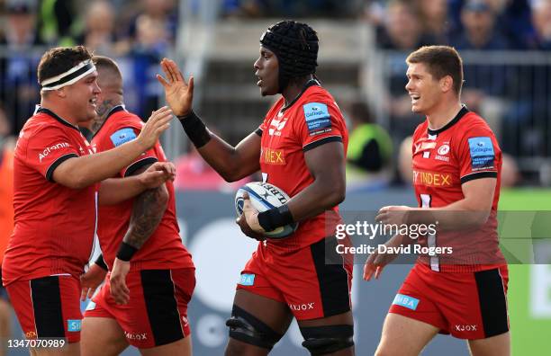 Maro Itoje of Saracens celebrates with team mates Jamie George and Owen Farrell after scoring their first try during the Gallagher Premiership Rugby...