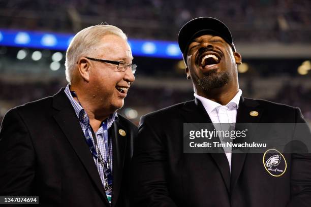 Philadelphia Eagles Hall of Fame members Ron Jaworski and Donovan McNabb laugh during a game between the Philadelphia Eagles and the Tampa Bay...