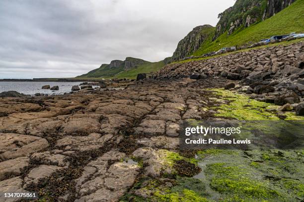 ann corran rocky beach at staffin on the isle of skye - jurásico fotografías e imágenes de stock