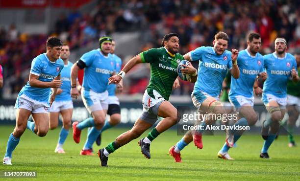Curtis Rona of London Irish makes a break during the Gallagher Premiership Rugby match between London Irish and Gloucester Rugby at Brentford...