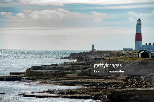 portland bill lighthouse and obelisk, isle of portland, dorset, england. - bill of portland stockfoto's en -beelden