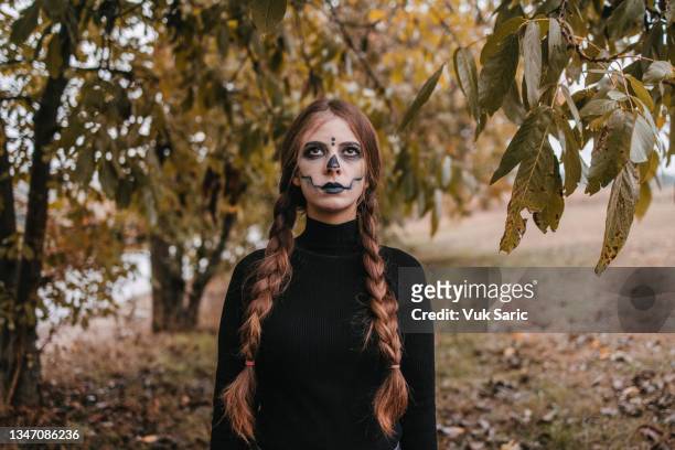 a young woman disguised for halloween - halloween zombie makeup imagens e fotografias de stock