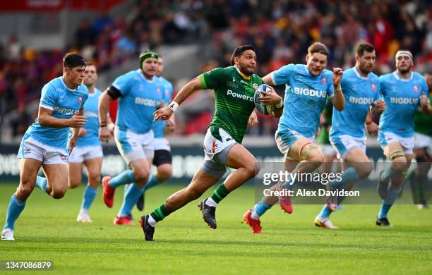 Curtis Rona of London Irish makes a break during the Gallagher Premiership Rugby match between London Irish and Gloucester Rugby at Brentford...