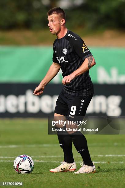 Marvin Pourie of Wuerzburg runs with the ball during the 3. Liga match between Viktoria Köln and Würzburger Kickers at Sportpark Hoehenberg on...