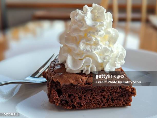 brownie - slagroom stockfoto's en -beelden