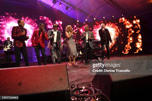 Smokey Robinson, Kenny 'Babyface' Edmonds, Charlie Wilson, Marilyn McCoo, Billy Davis Jr. And Kenny Loggins perform onstage during the 25th annual...