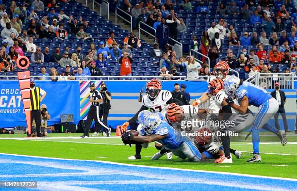 Andre Swift of the Detroit Lions scores a one yard touchdown against the Cincinnati Bengals during the fourth quarter at Ford Field on October 17,...