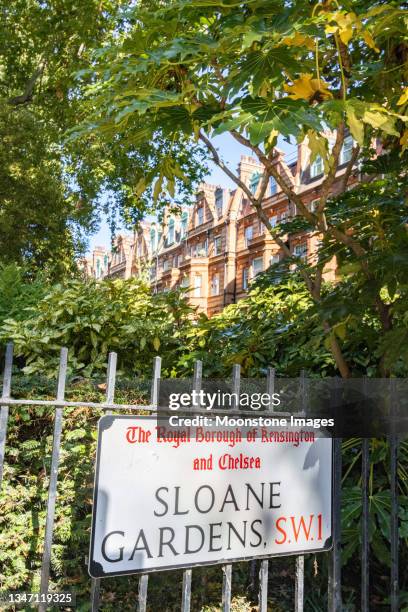 sloane gardens on sloane square in chelsea, london - vertical chelsea london stock pictures, royalty-free photos & images