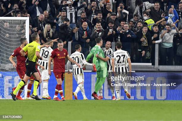 Wojciech Szczesny goalkeeper of Juventus celebrates with teammates Federico Bernardeschi, Giorgio Chiellini and Manuel Locatelli after saving the...