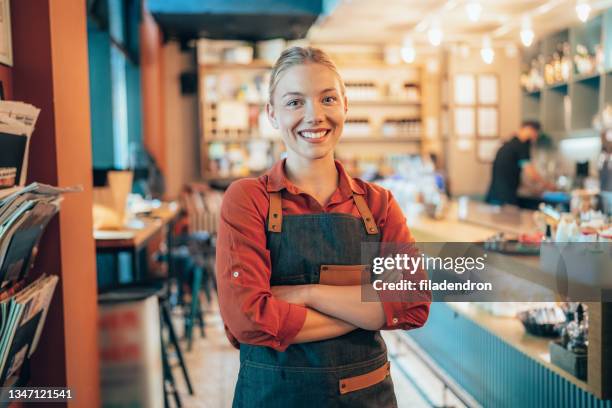 cheerful barista - empregado de mesa imagens e fotografias de stock