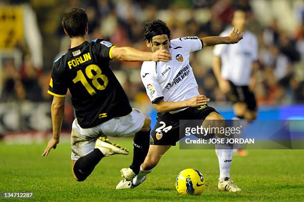 Espanyol's Argentinian defender Juan Forlin vies for the ball with Valencia's Argentinian midfielder Alberto Costa during the Spanish league football...