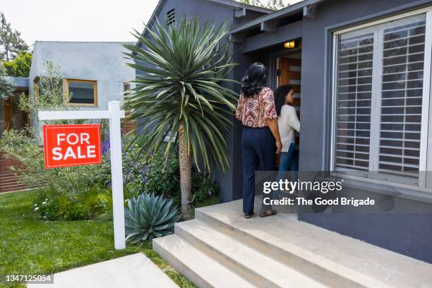 mother and adult daughter looking at home for sale - panneau à vendre photos et images de collection