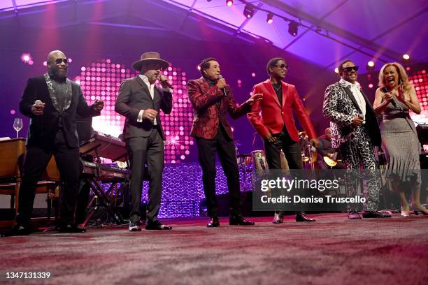 Wanya Morris, AJ McLean, Smokey Robinson, Kenny 'Babyface' Edmonds, Charlie Wilson and Marilyn McCoo perform onstage during the 25th annual Keep...