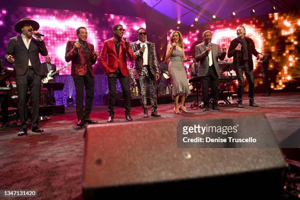 McLean, Smokey Robinson, Kenny 'Babyface' Edmonds, Charlie Wilson, Marilyn McCoo, Billy Davis Jr. And Kenny Loggins perform onstage during the 25th...