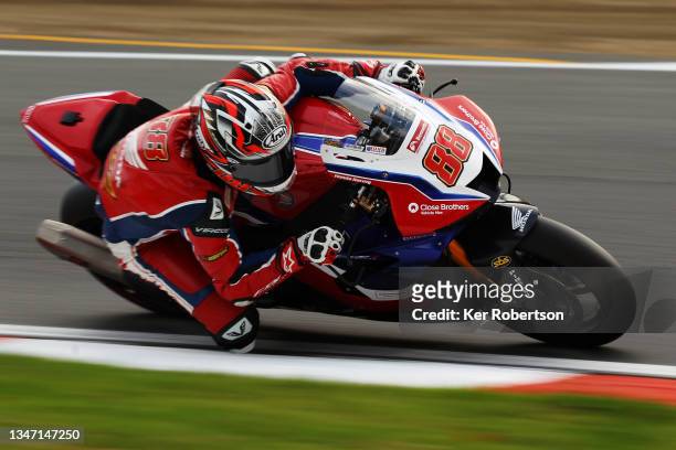 Ryo Mizuno of Japan and Honda Racing rides during the 2021 British Superbike Championship at Brands Hatch on October 17, 2021 in Longfield, England.