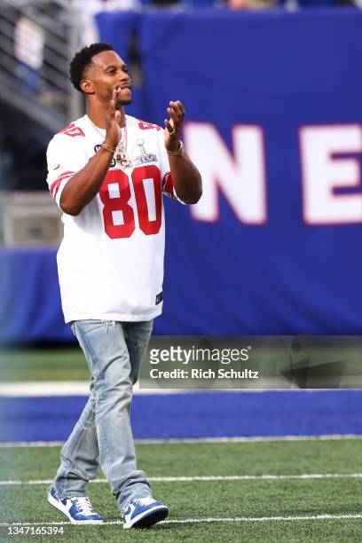 Former New York Giants wide receiver Victor Cruz walks onto the field during a ceremony honoring the 2011 Giants Super Bowl team at halftime during a...