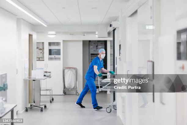 professionnel de la santé masculin travaillant à l’hôpital - stretcher photos et images de collection