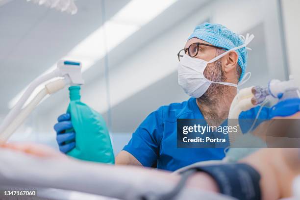 anesthetist tratando paciente na sala de cirurgia - equipamento-respiratório - fotografias e filmes do acervo