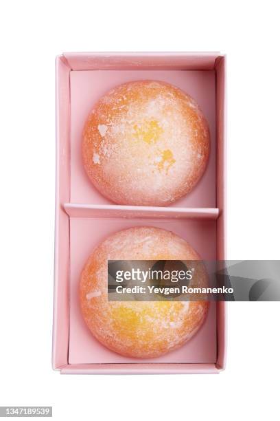 mochi dessert in a box isolated on white background - gelatina sobremesa - fotografias e filmes do acervo