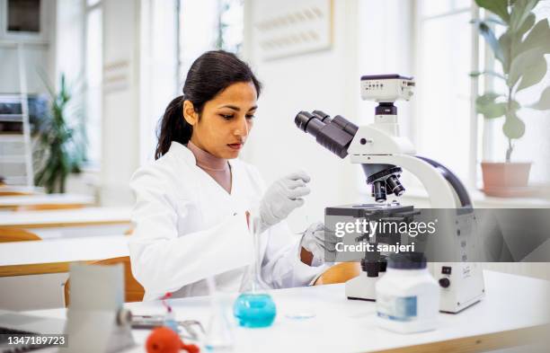 científico que trabaja en el laboratorio - biopsy fotografías e imágenes de stock