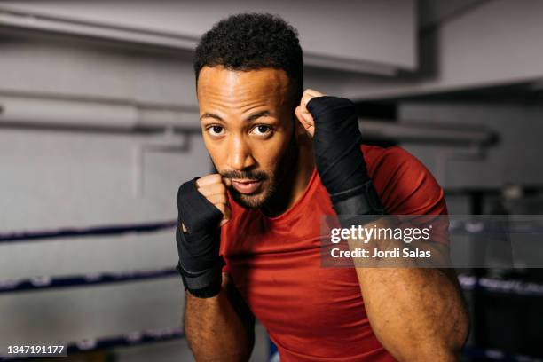 male boxer on a boxing ring - fighting stance stock pictures, royalty-free photos & images