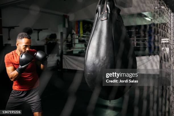 man boxing in a gym - sandbag - fotografias e filmes do acervo