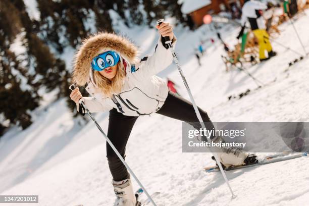 hermosa joven esquiadora divirtiéndose en una montaña nevada - funny snow skiing fotografías e imágenes de stock