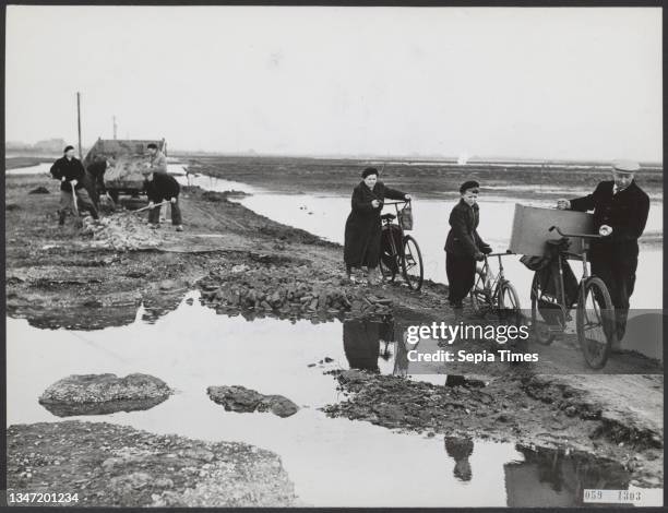 Ouwerkerk freed from isolation after more than 10 months. The Van Oeveren family on their way back to home in Ouwerkerk on the since a few days dried...