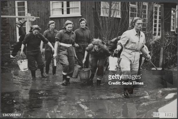Flood 1953. Girls from Berkenwoude have put on their jackboots and are going to clean up after the flood in Middelharnis. In Hellevoetsluis they went...