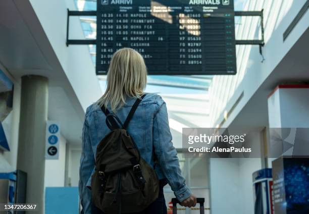 aspettando il volo in aeroporto - solo una donna giovane foto e immagini stock
