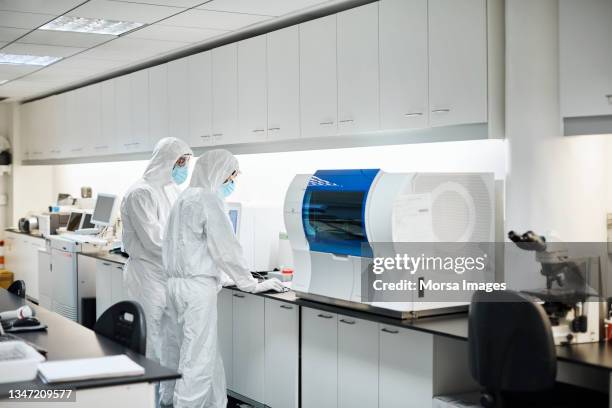 doctors working in lab during covid-19 outbreak - microbiologist fotografías e imágenes de stock