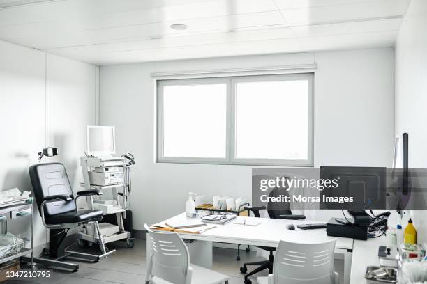 interior of medical examination room in hospital - doctors office stock-fotos und bilder